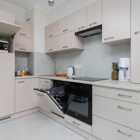 Apartment Stylish Seaside With Terrace & Parking In By Renters