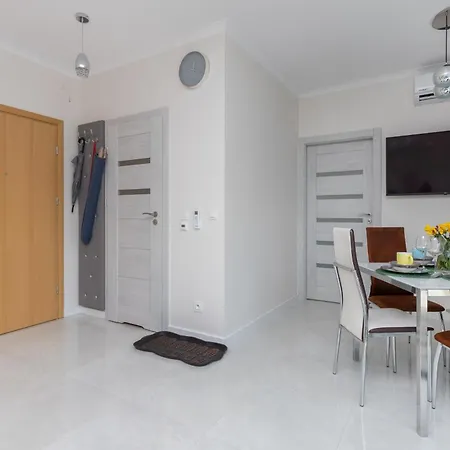 Stylish Seaside With Terrace & Parking In By Renters