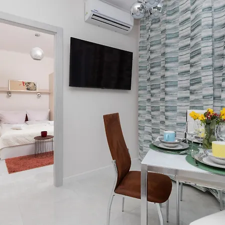 Stylish Seaside With Terrace & Parking In By Renters Apartment