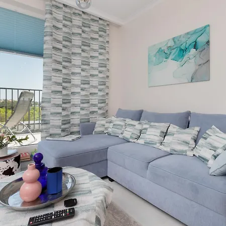 Apartment Stylish Seaside With Terrace & Parking In By Renters