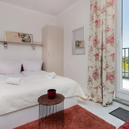 Stylish Seaside With Terrace & Parking In By Renters *